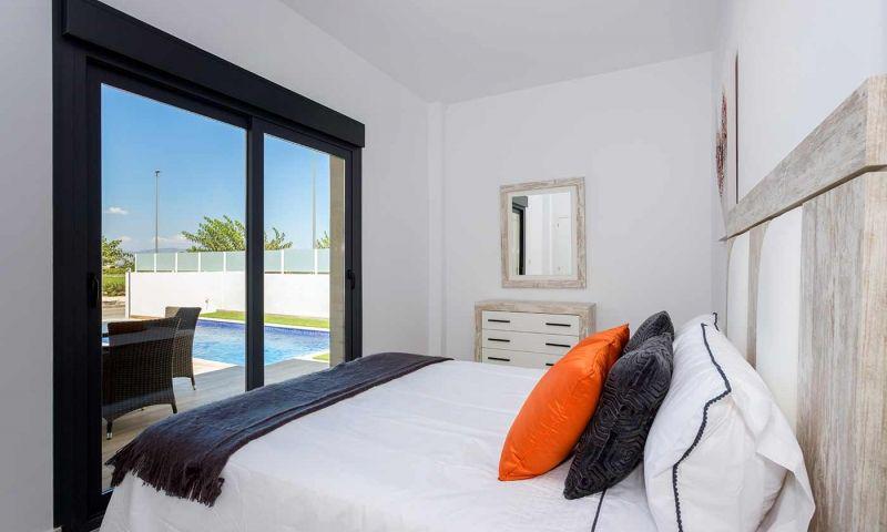 Villa de obra nueva en Daya Nueva con piscina privada y 3 dormitorios