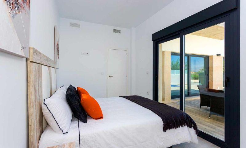 Villa de obra nueva en Daya Nueva con piscina privada y 3 dormitorios