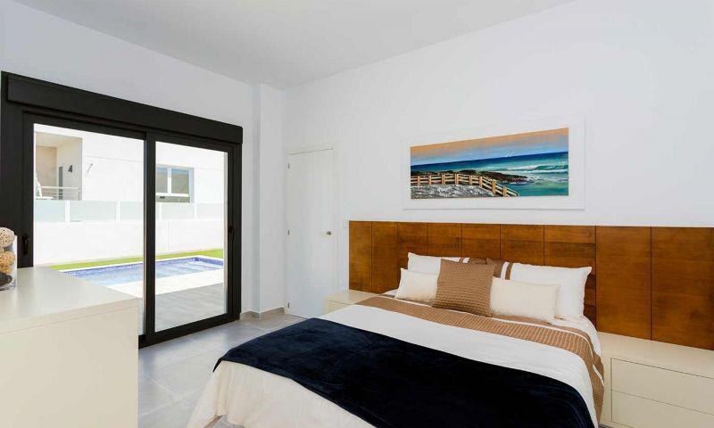 Villa de obra nueva en Daya Nueva con piscina privada y 3 dormitorios