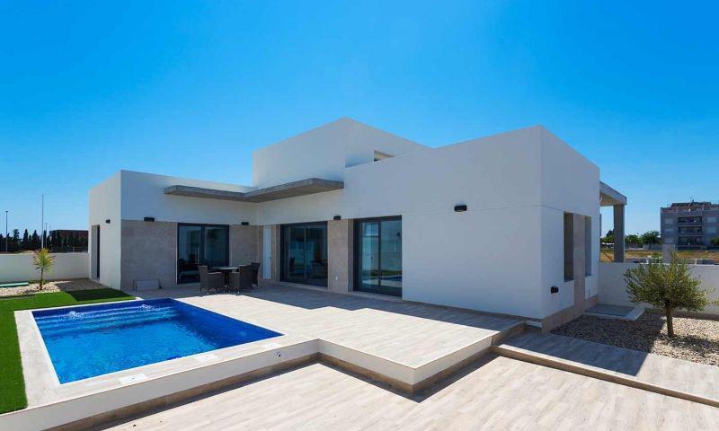 Villa de obra nueva en Daya Nueva con piscina privada y 3 dormitorios