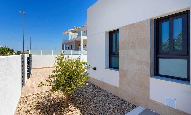 Villa de obra nueva en Daya Nueva con piscina privada y 3 dormitorios