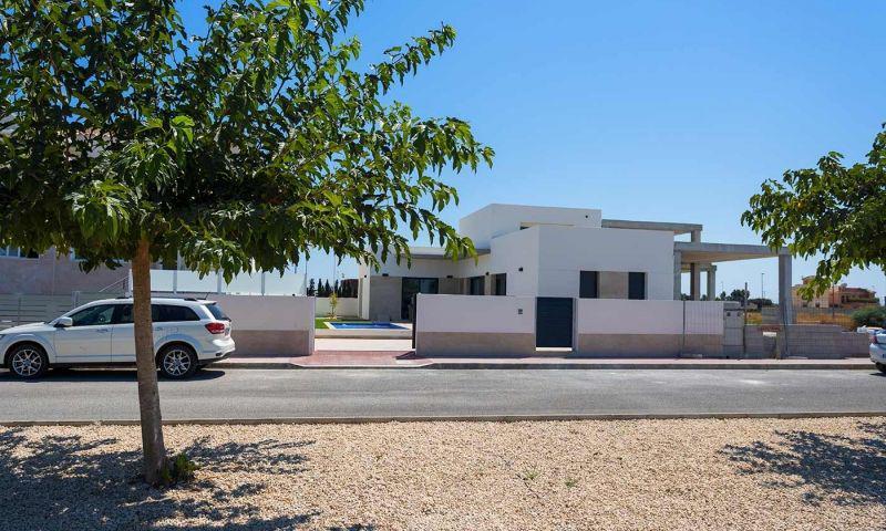 Villa de obra nueva en Daya Nueva con piscina privada y 3 dormitorios