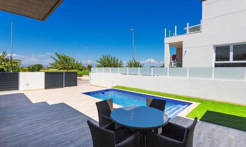 Villa de obra nueva en Daya Nueva con piscina privada y 3 dormitorios