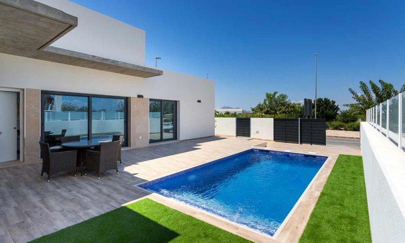 Villa de obra nueva en Daya Nueva con piscina privada y 3 dormitorios