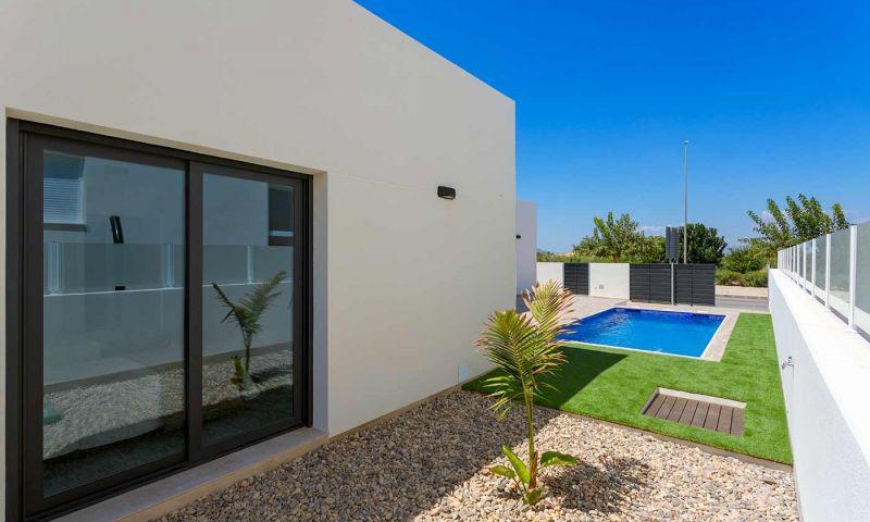 Villa de obra nueva en Daya Nueva con piscina privada y 3 dormitorios