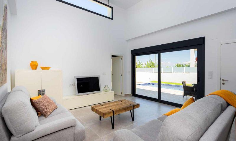 Villa de obra nueva en Daya Nueva con piscina privada y 3 dormitorios