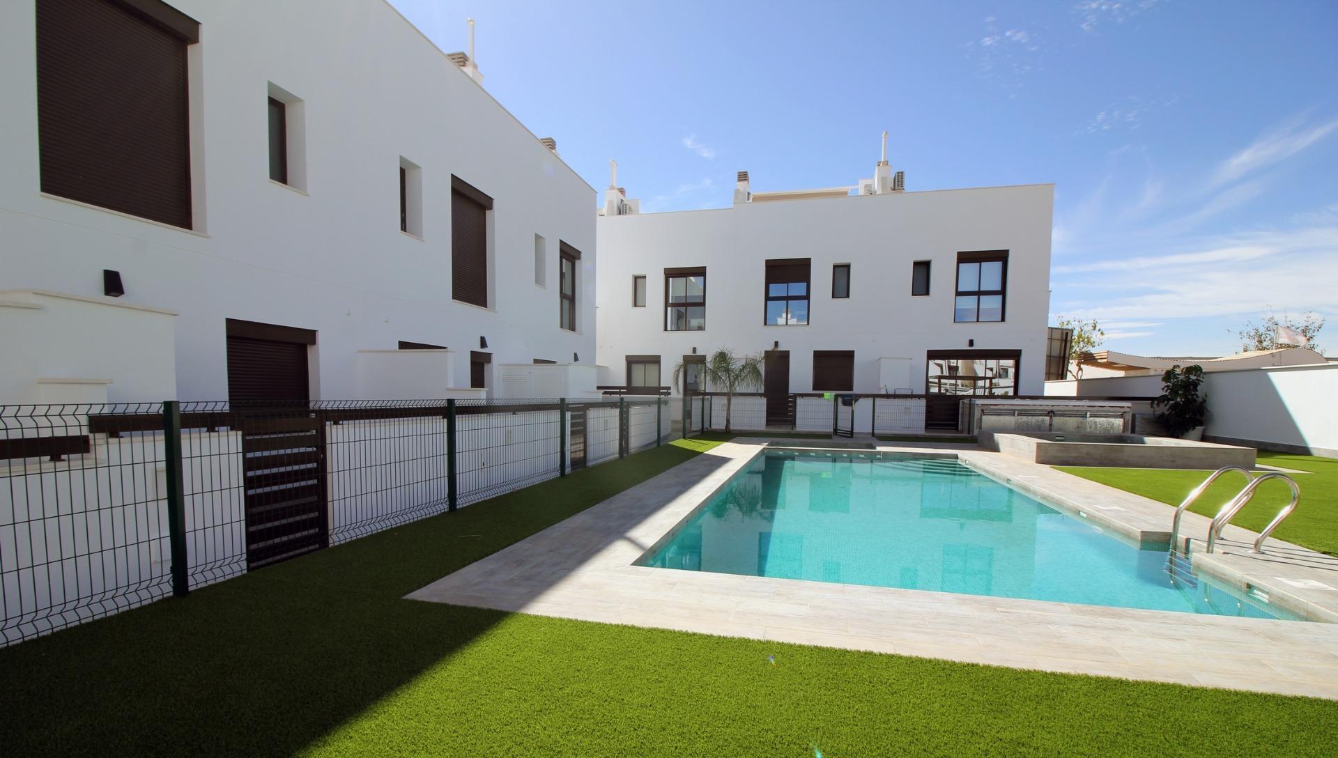 Villa de obra nueva con piscina privada en Pilar de la Horadada — 4 dorm.