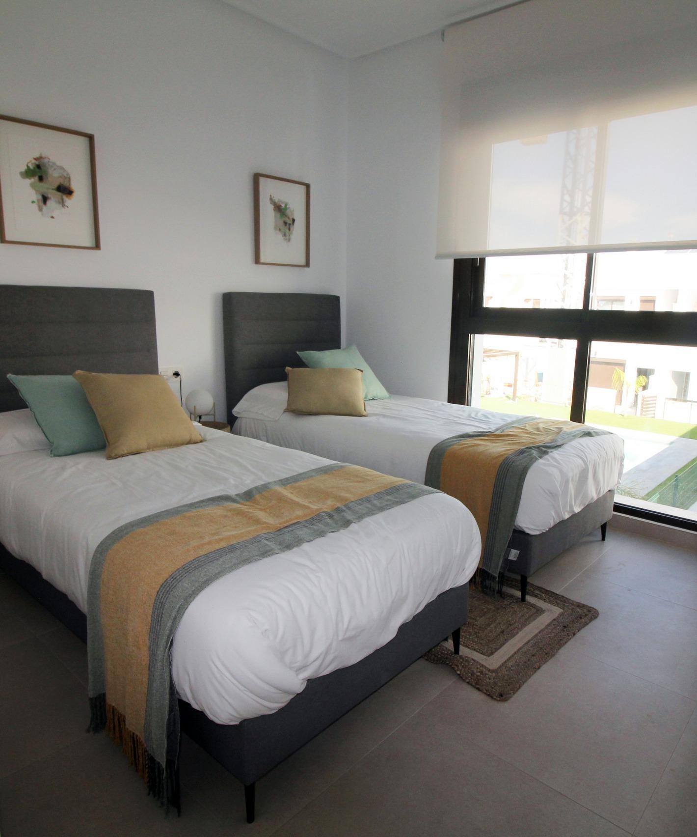 Villa de obra nueva con piscina privada en Pilar de la Horadada — 4 dorm.