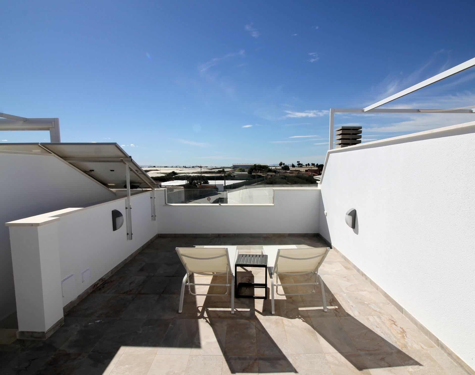 Villa de obra nueva con piscina privada en Pilar de la Horadada — 4 dorm.