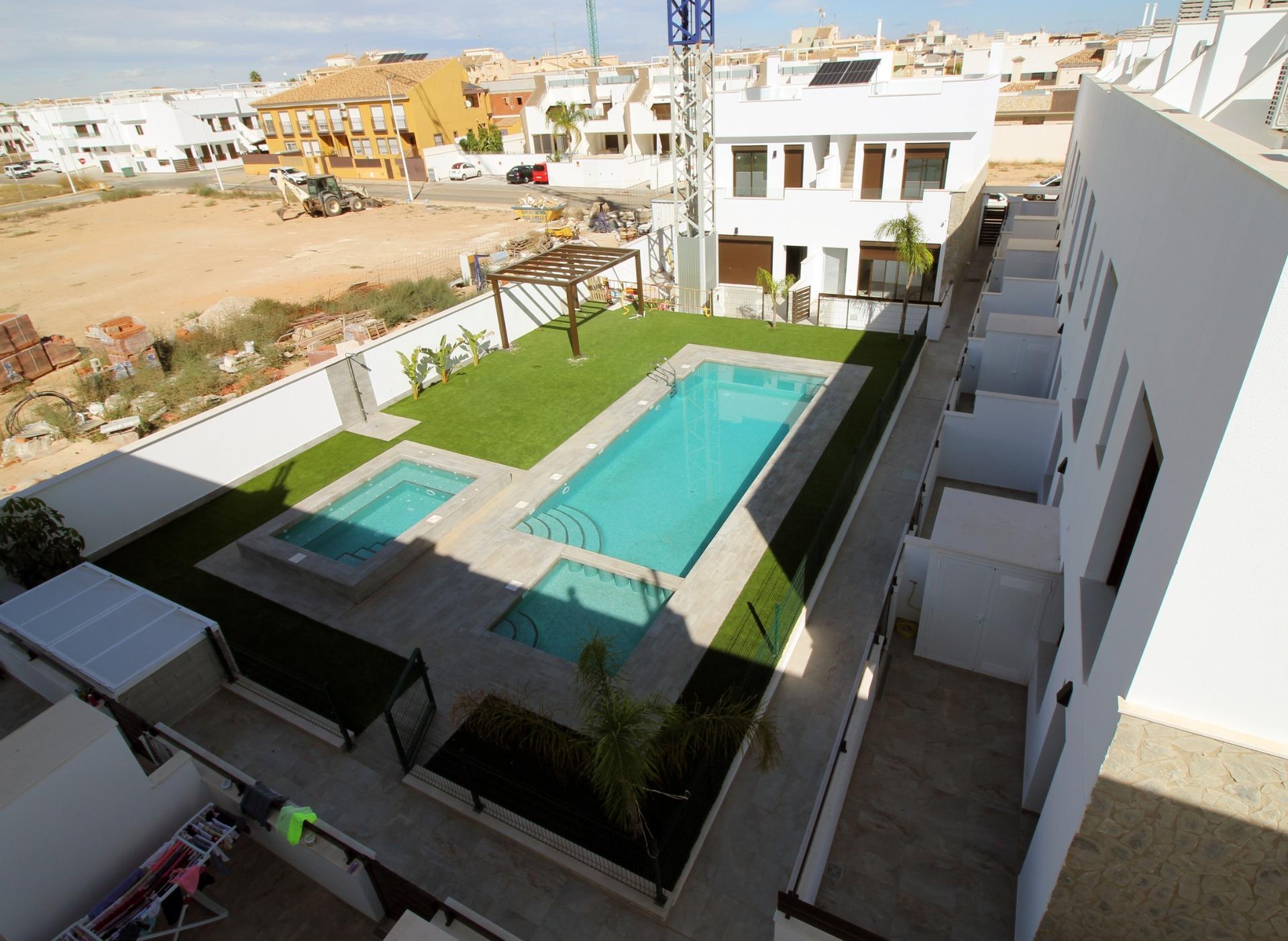 Villa de obra nueva con piscina privada en Pilar de la Horadada — 4 dorm.