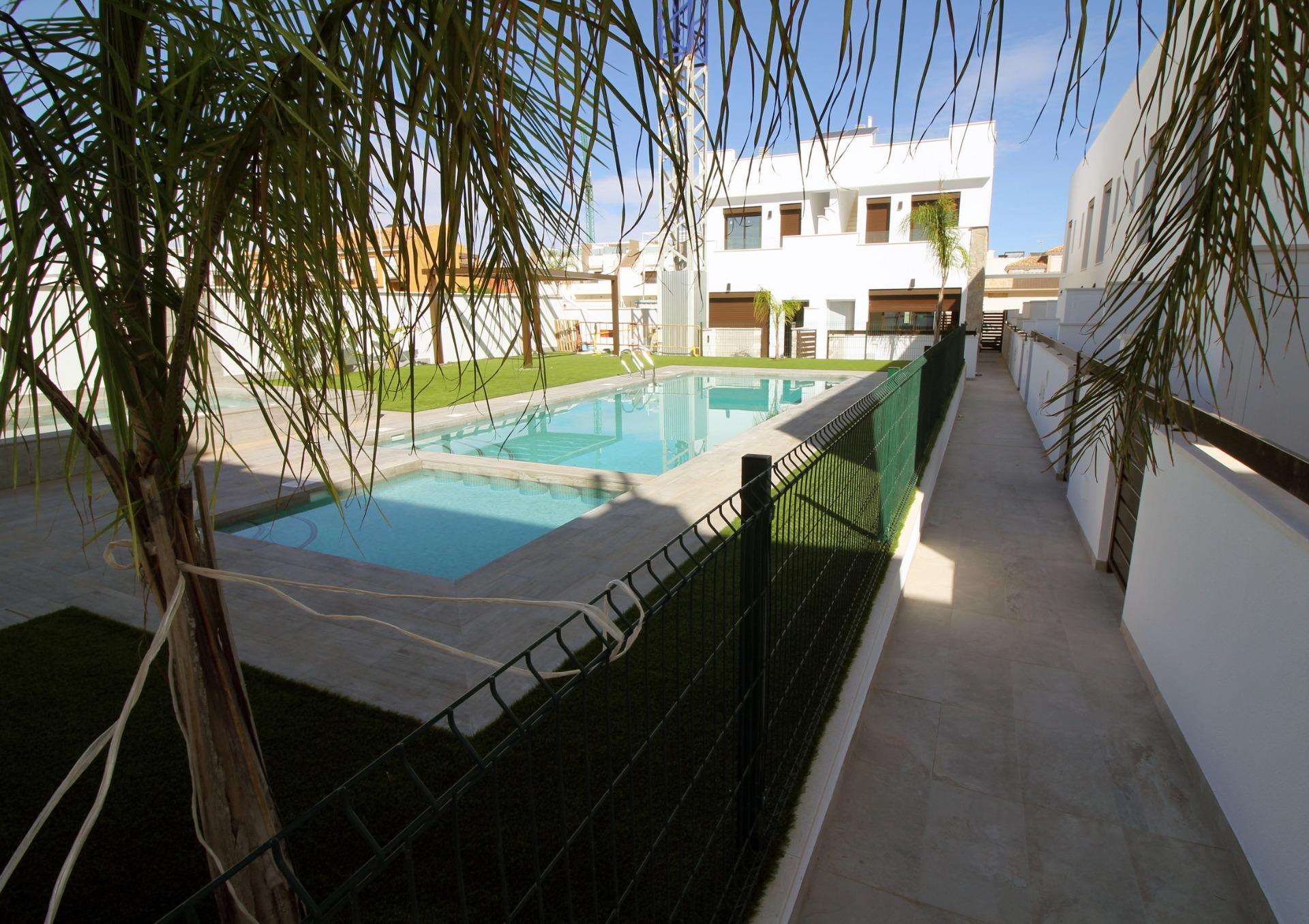 Villa de obra nueva con piscina privada en Pilar de la Horadada — 4 dorm.