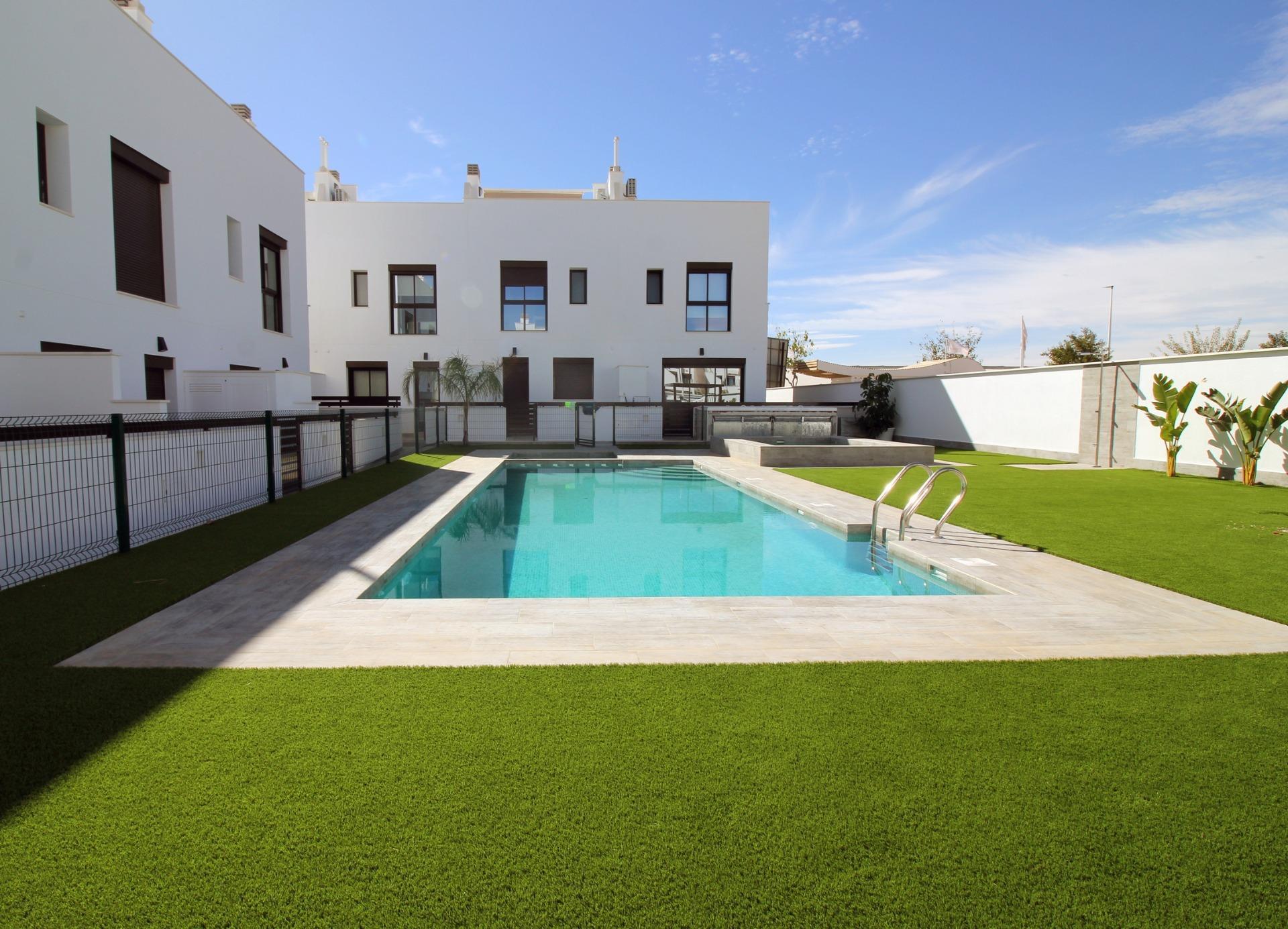 Villa de obra nueva con piscina privada en Pilar de la Horadada — 4 dorm.