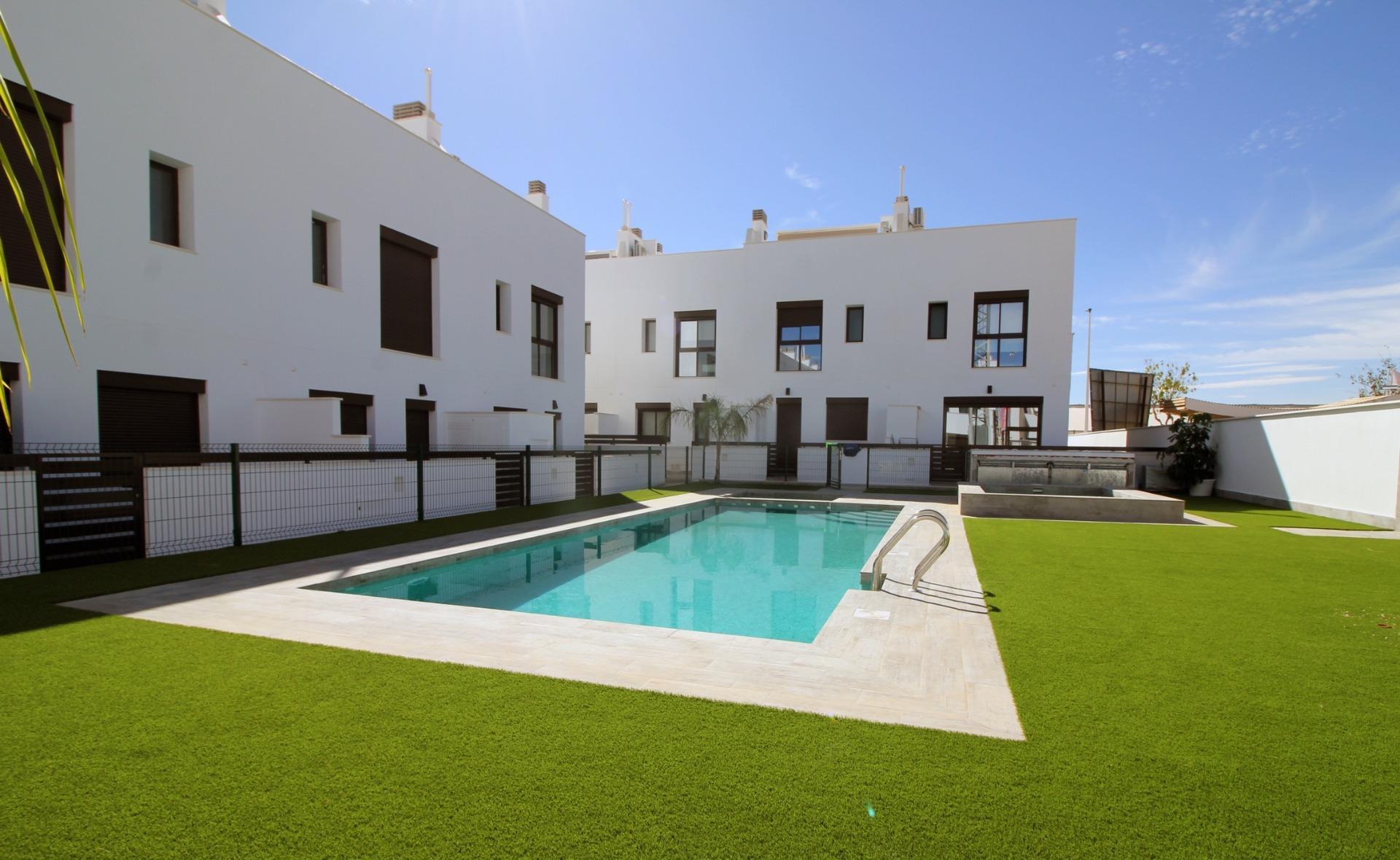 Villa de obra nueva con piscina privada en Pilar de la Horadada — 4 dorm.