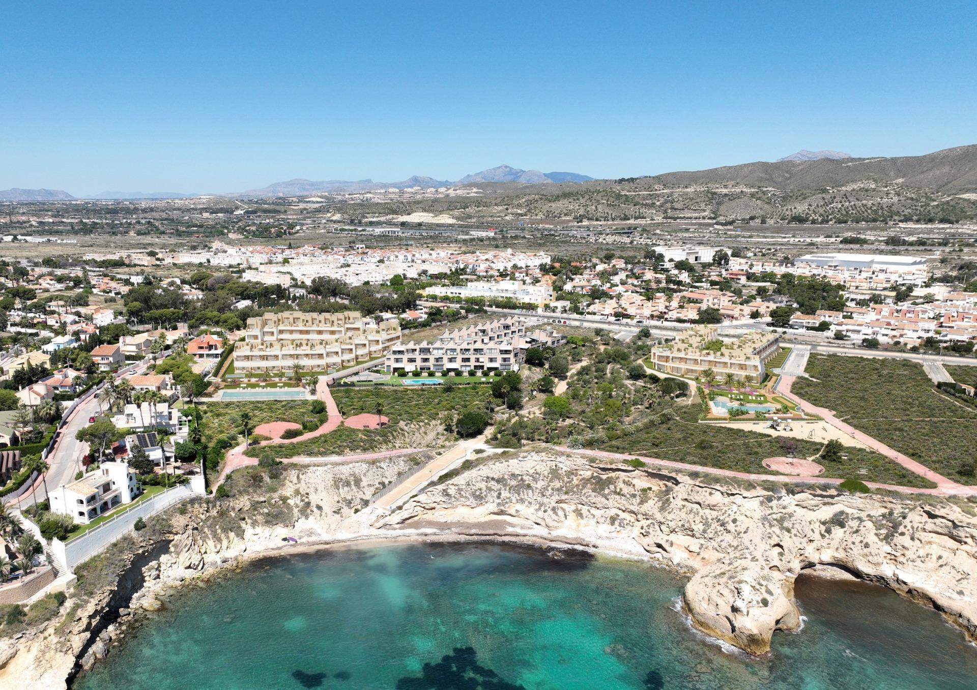 Villa de obra nueva en El Campello frente al mar — Piscina y solarium