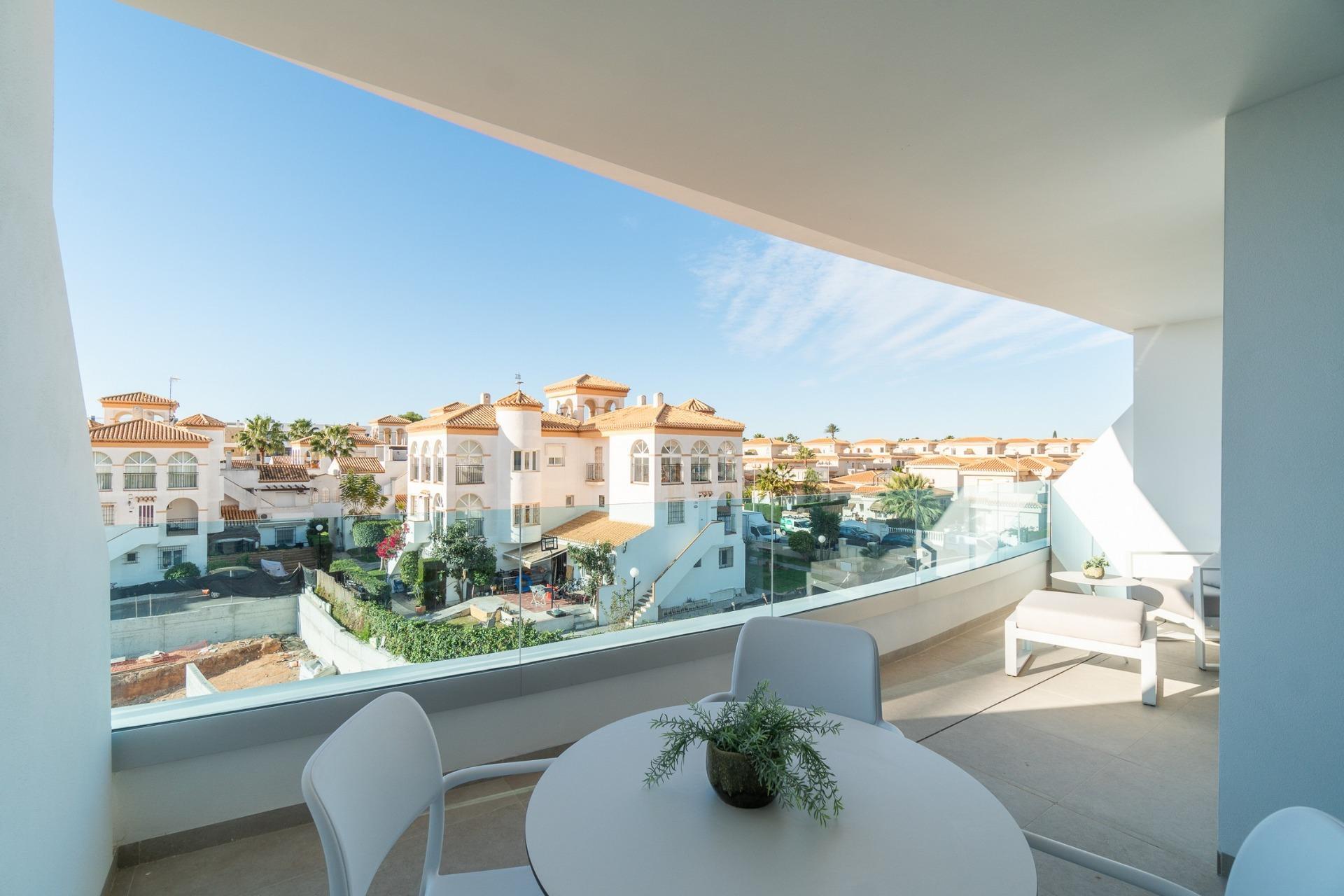 Apartamento de obra nueva con piscina privada en Playa Flamenca — 4 dorm.