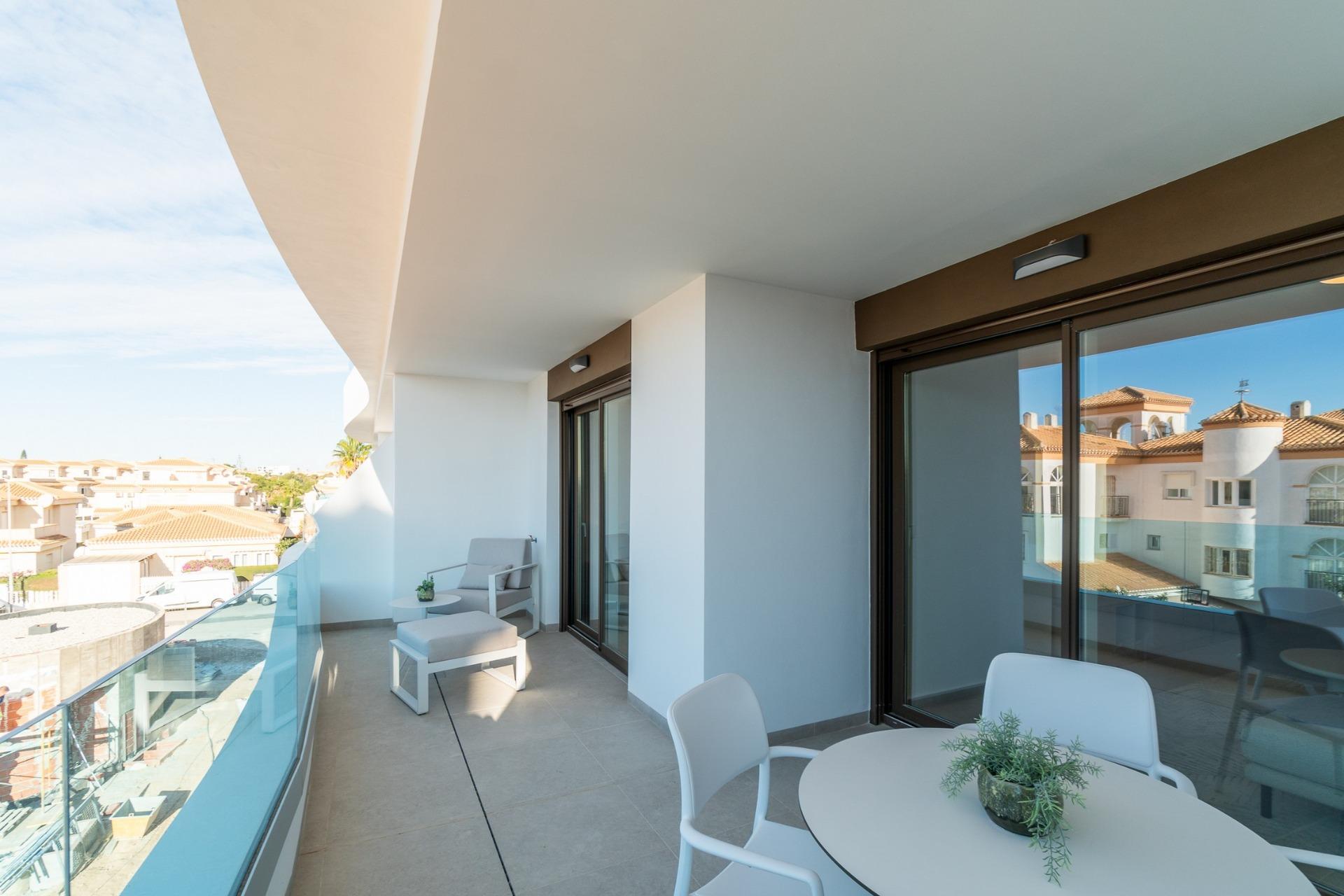Apartamento de obra nueva con piscina privada en Playa Flamenca — 4 dorm.