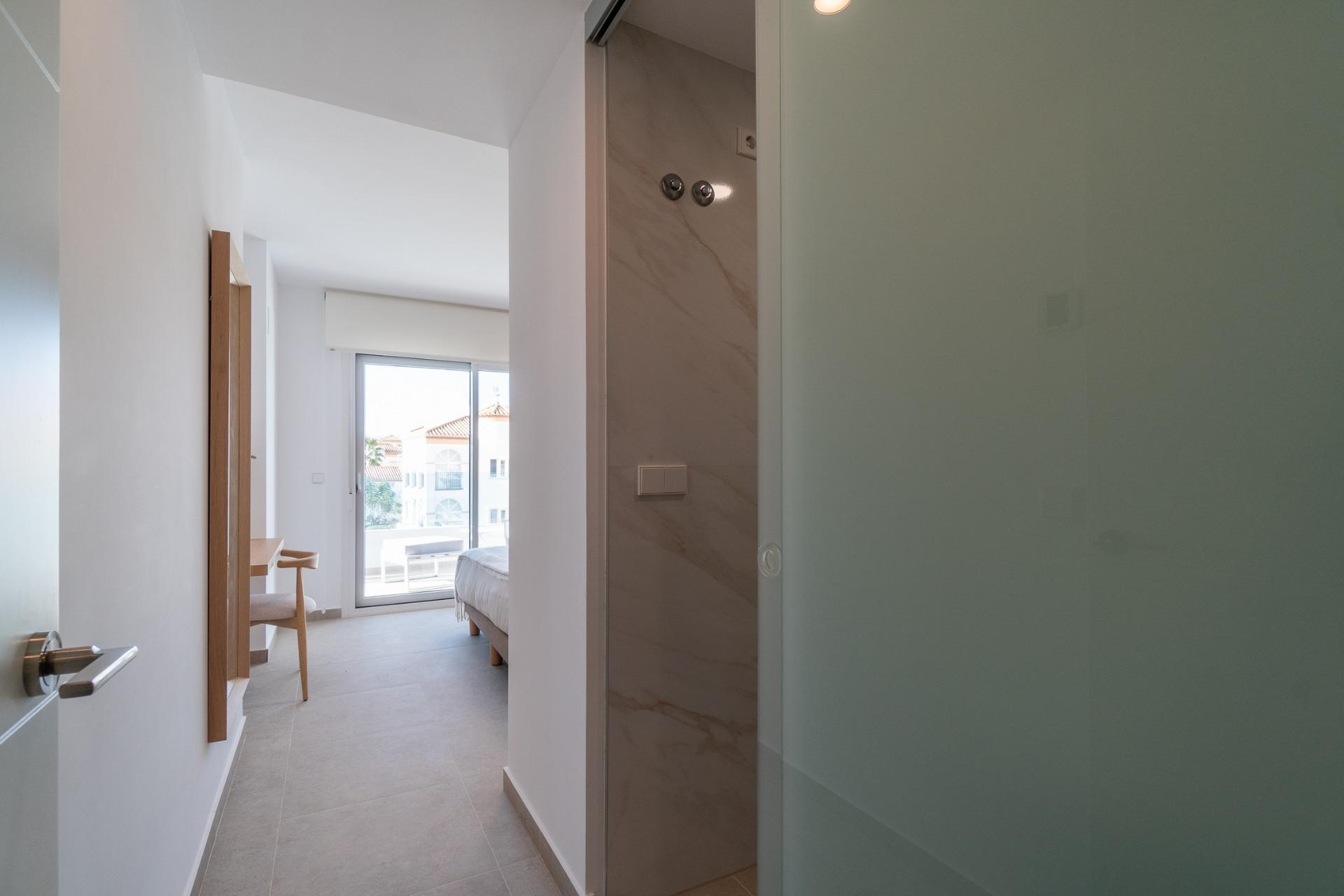 Apartamento de obra nueva con piscina privada en Playa Flamenca — 4 dorm.