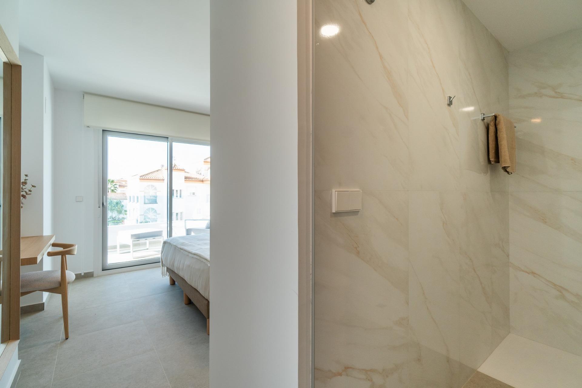 Apartamento de obra nueva con piscina privada en Playa Flamenca — 4 dorm.