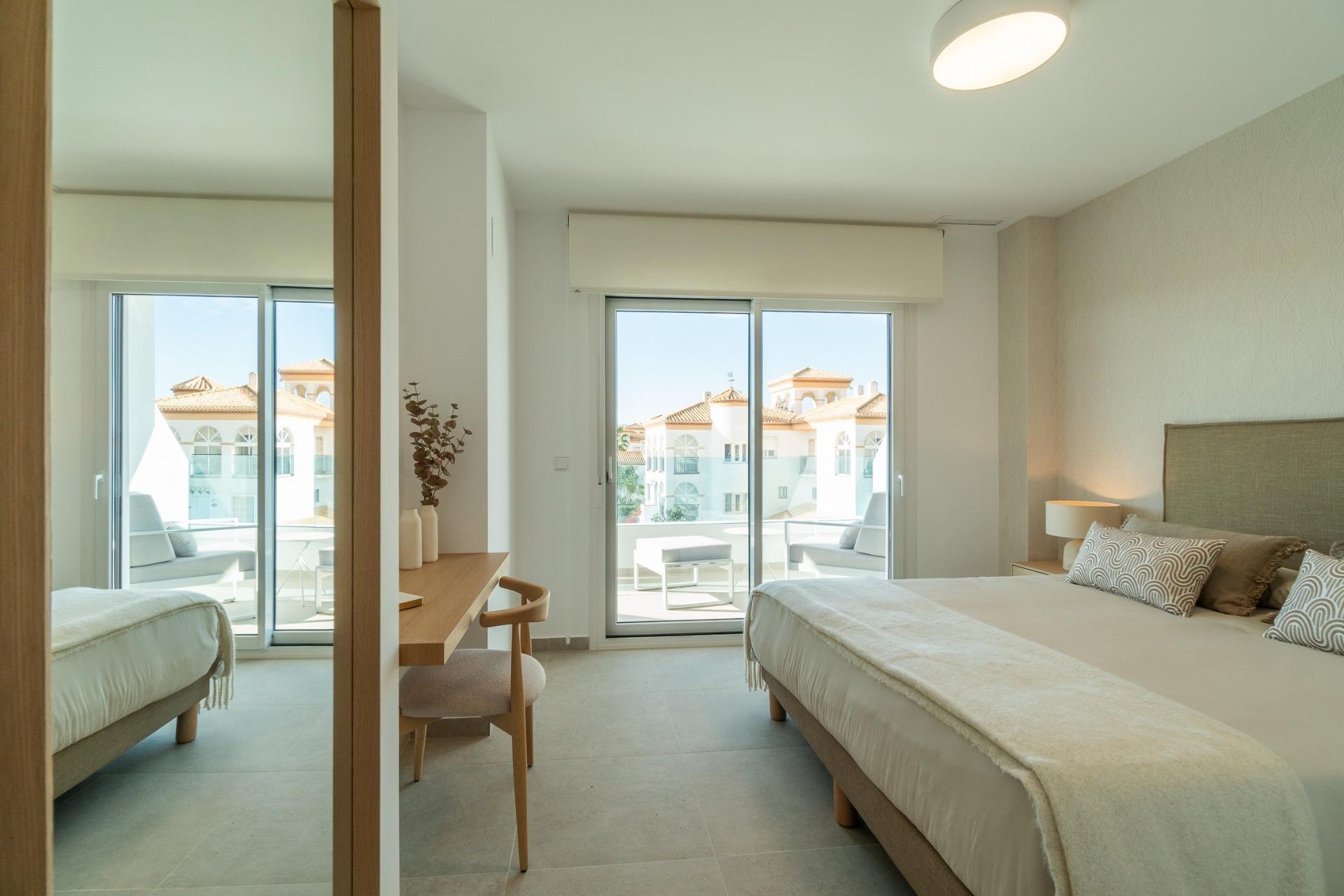Apartamento de obra nueva con piscina privada en Playa Flamenca — 4 dorm.