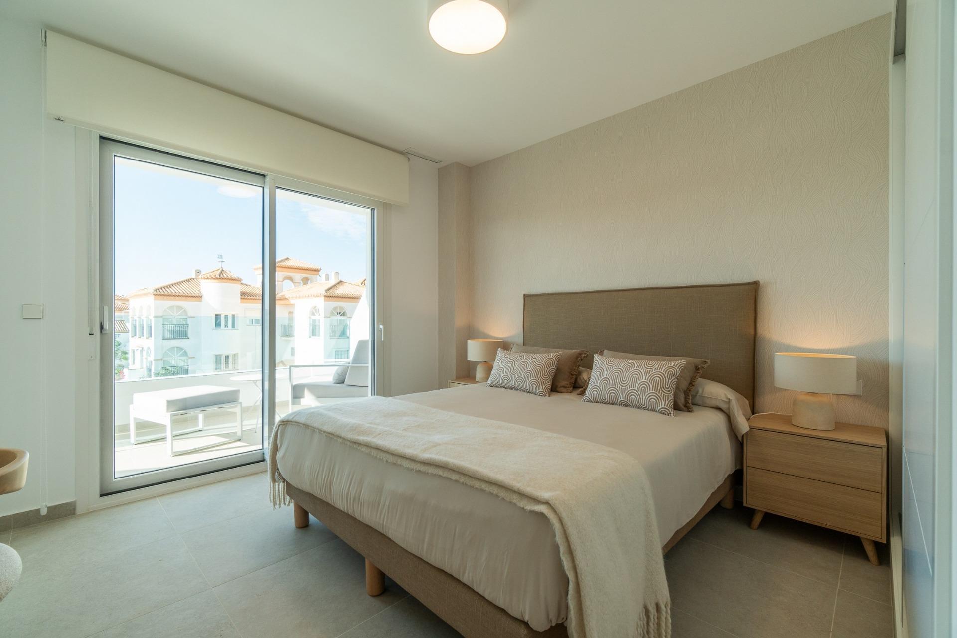 Apartamento de obra nueva con piscina privada en Playa Flamenca — 4 dorm.