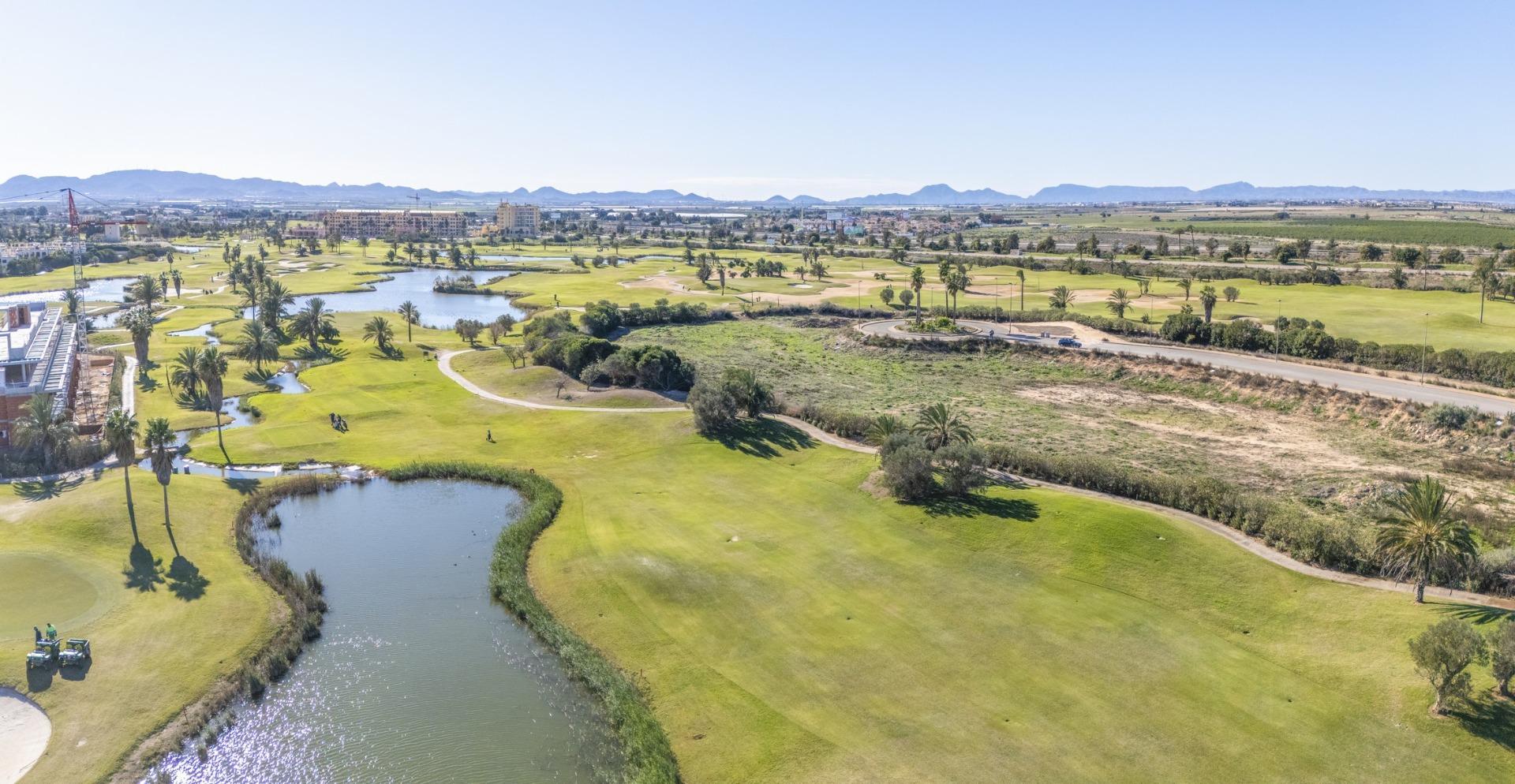 Apartamento de obra nueva en primera línea de golf en Los Alcázares con piscina