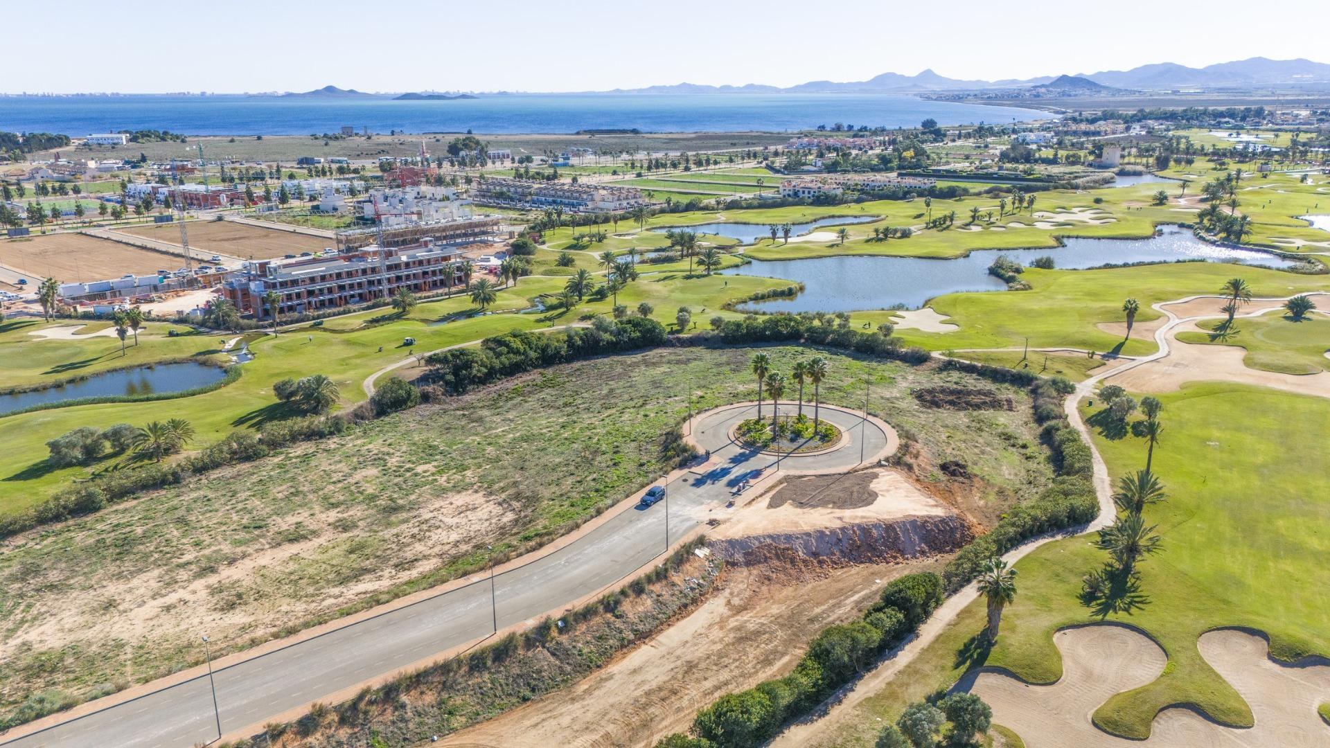 Apartamento de obra nueva en primera línea de golf en Los Alcázares con piscina