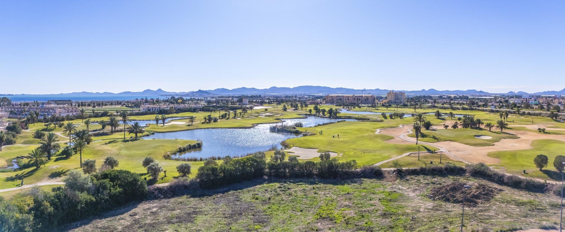 Apartamento de obra nueva en primera línea de golf en Los Alcázares con piscina