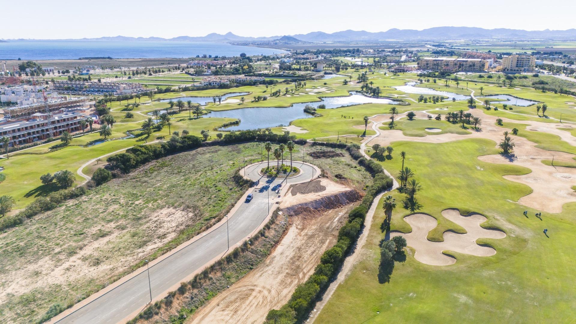 Apartamento de obra nueva en primera línea de golf en Los Alcázares con piscina