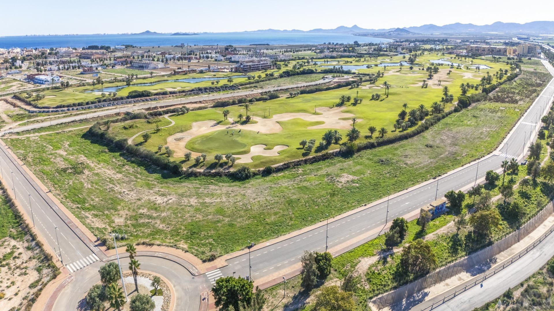 Apartamento de obra nueva en primera línea de golf en Los Alcázares con piscina