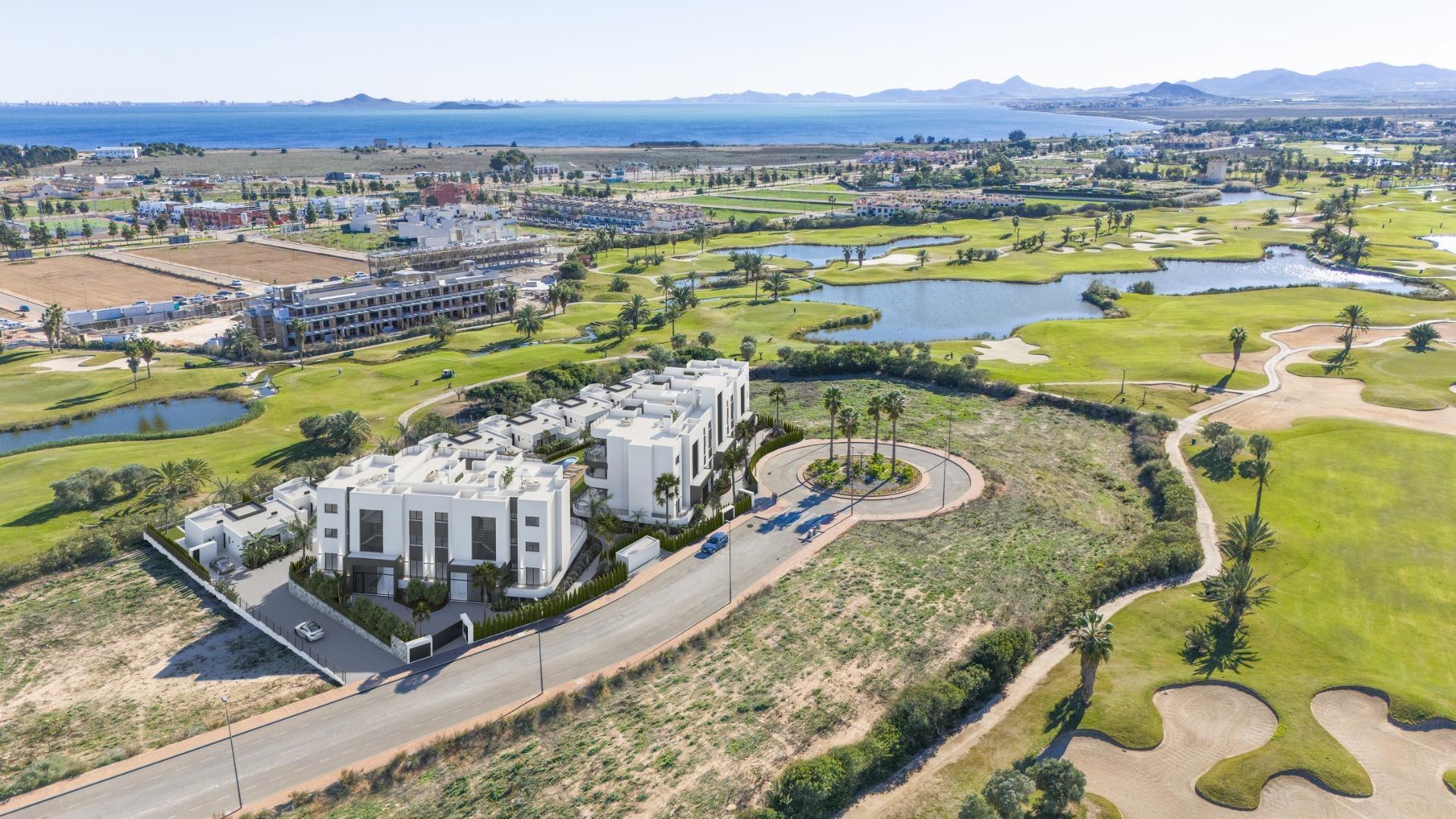 Apartamento de obra nueva en primera línea de golf en Los Alcázares con piscina