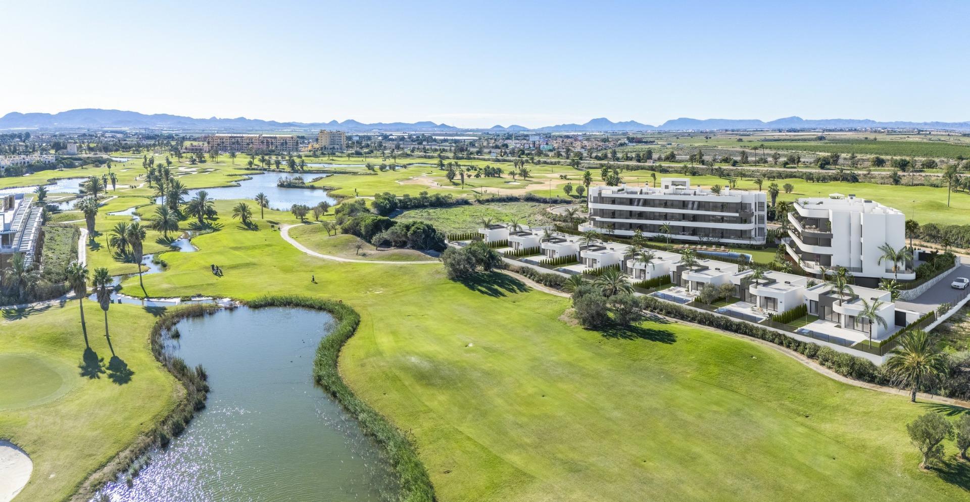 Apartamento de obra nueva en primera línea de golf en Los Alcázares con piscina