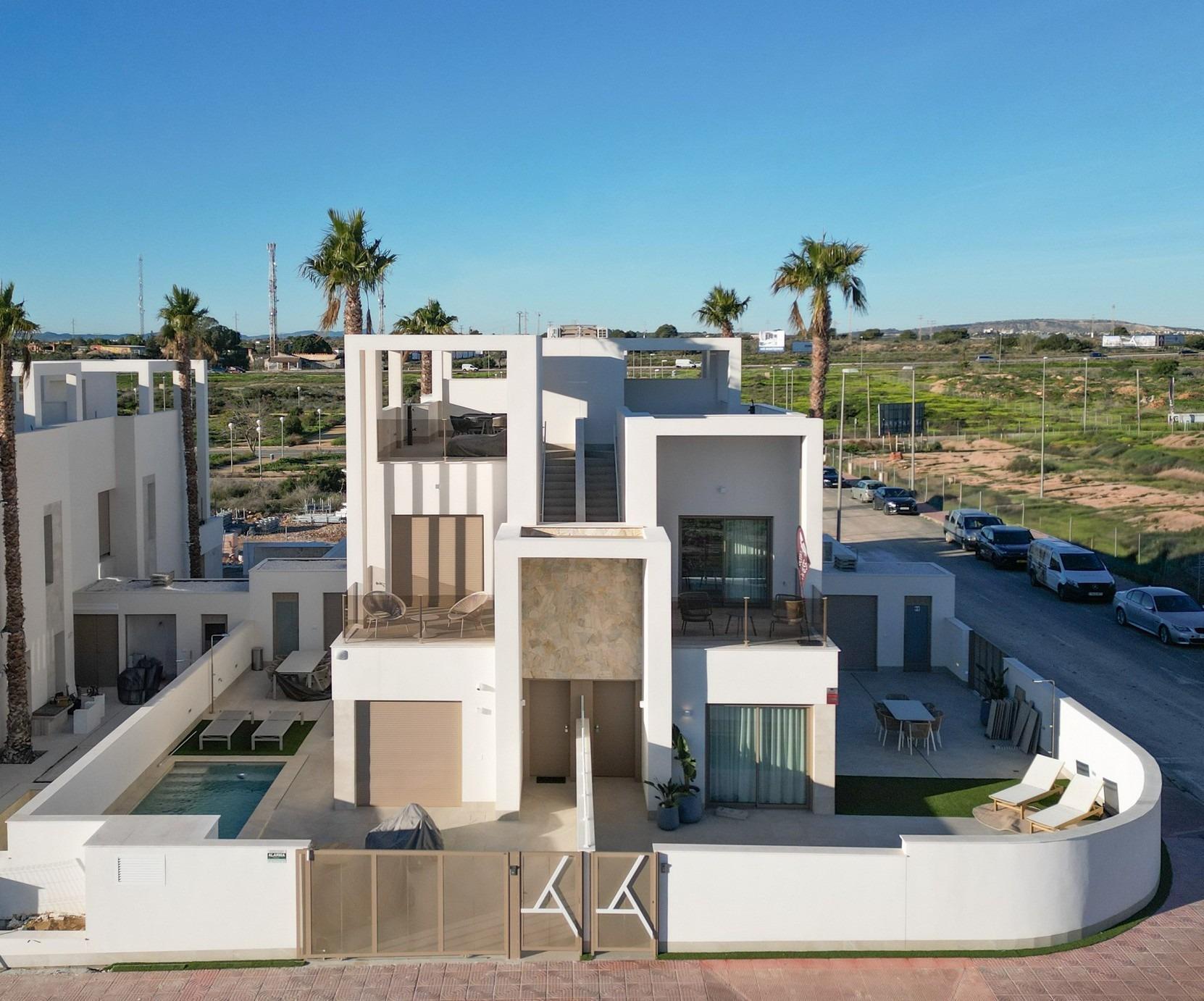 Vivienda de diseño con piscina privada junto a La Serena Golf — 3 dorm.
