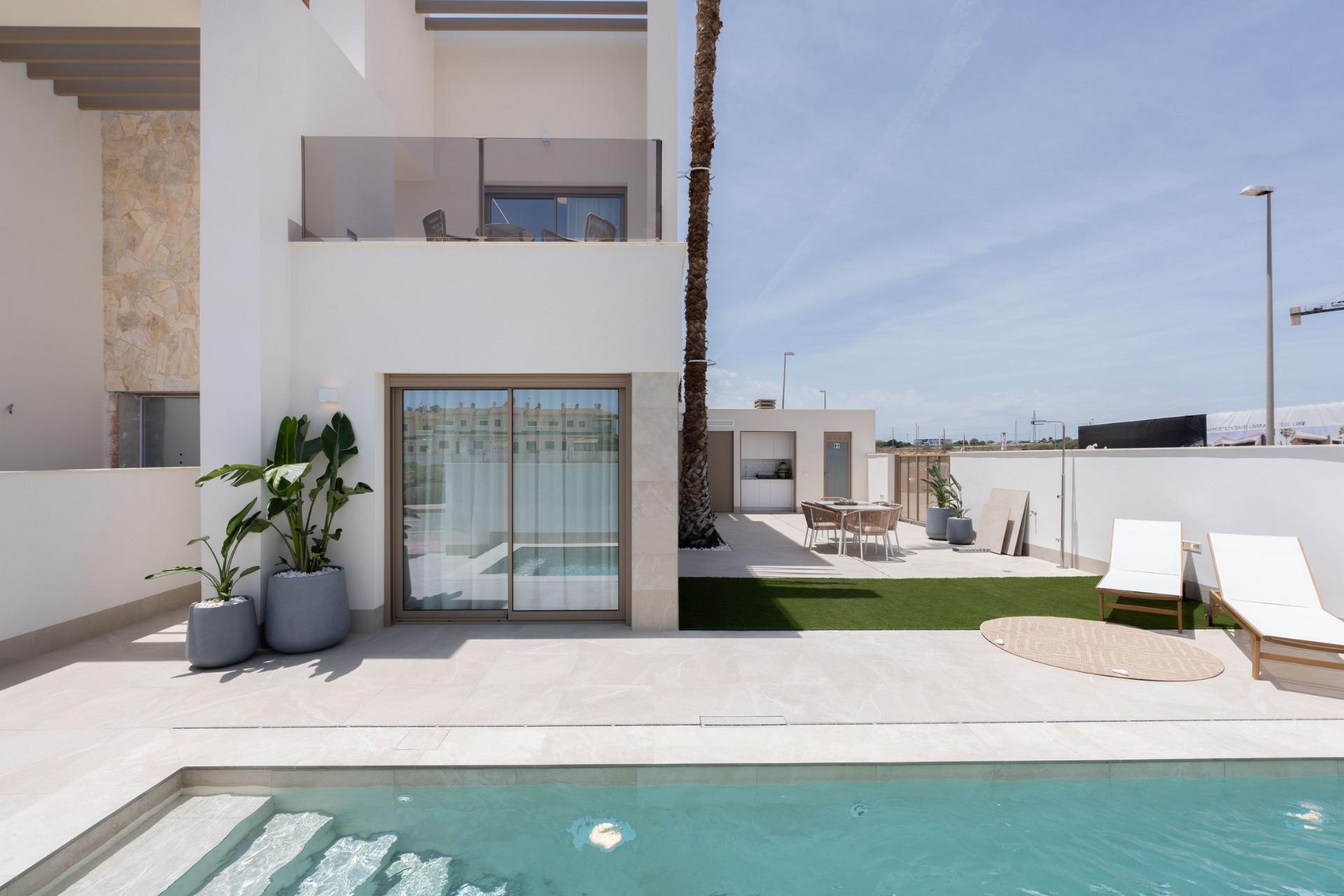 Vivienda de diseño con piscina privada junto a La Serena Golf — 3 dorm.