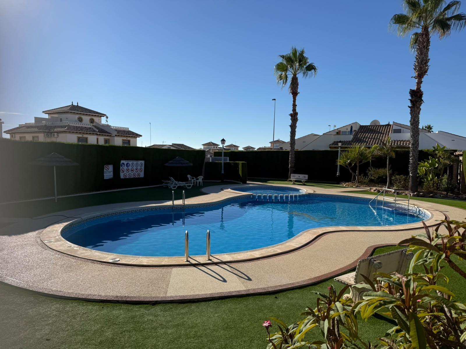 Dúplex con jardín privado y solárium en Lomas de Cabo Roig — 2 dorm.