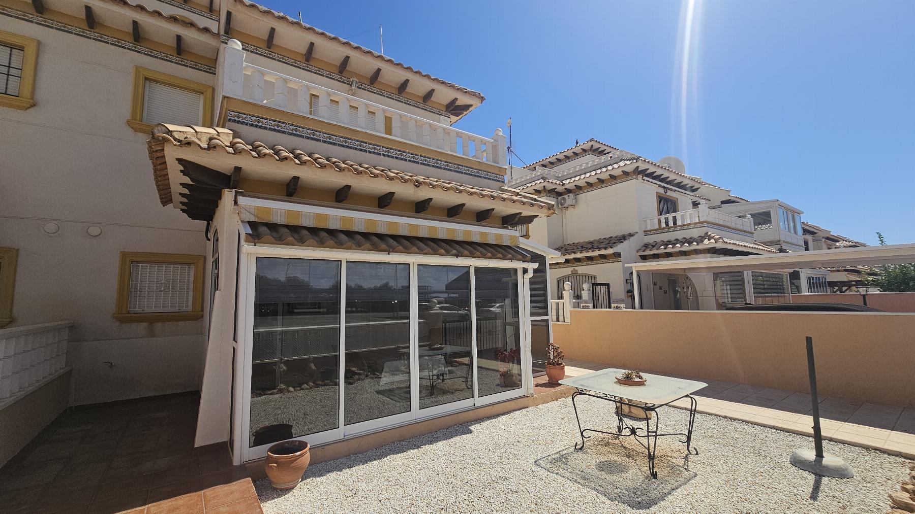 Dúplex con jardín privado y solárium en Lomas de Cabo Roig — 2 dorm.