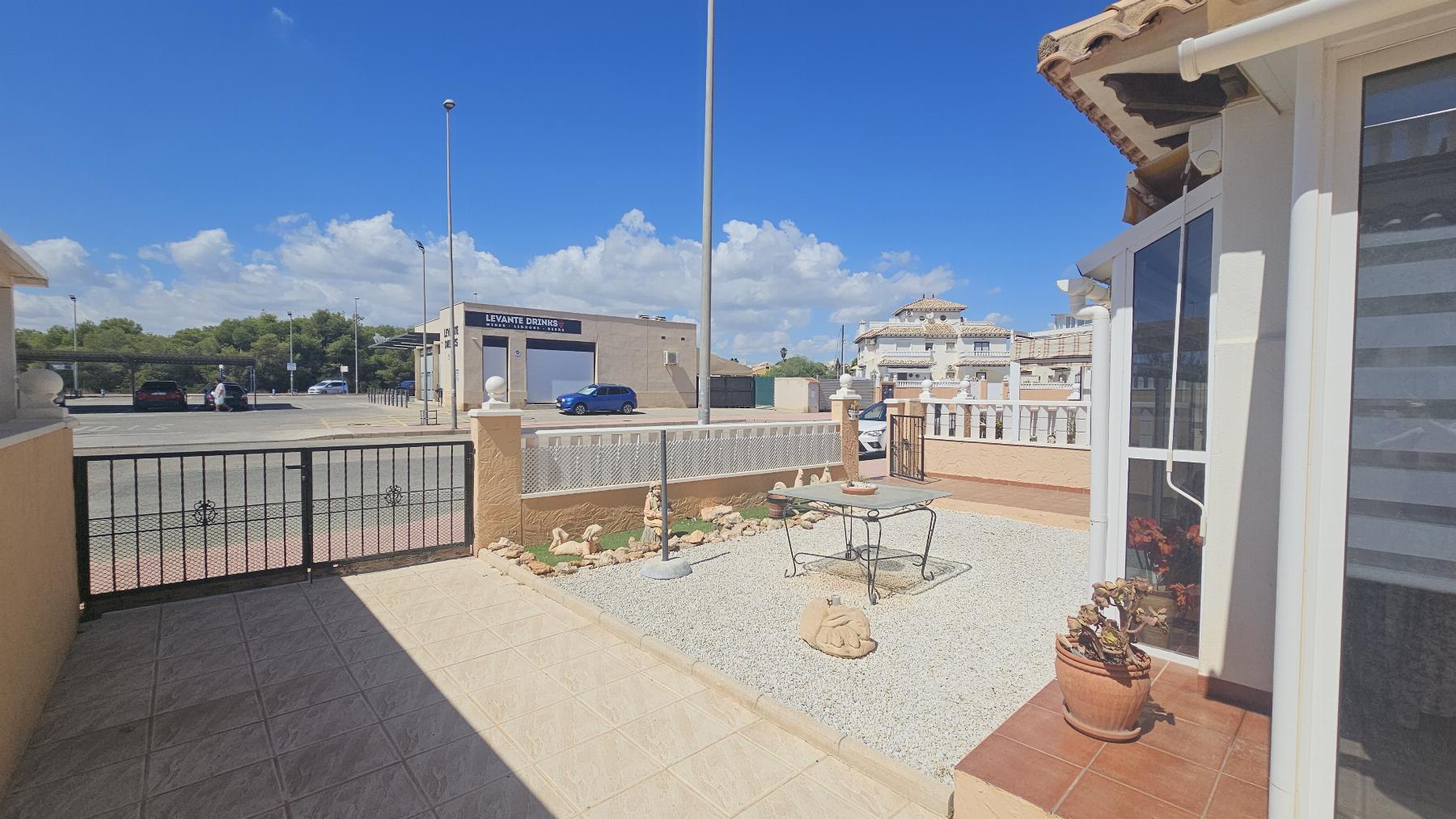 Dúplex con jardín privado y solárium en Lomas de Cabo Roig — 2 dorm.