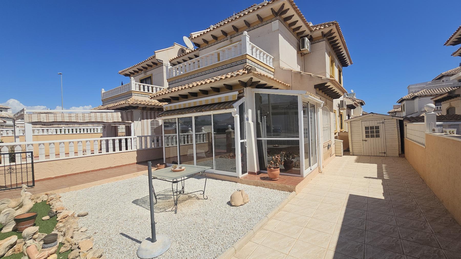 Dúplex con jardín privado y solárium en Lomas de Cabo Roig — 2 dorm.