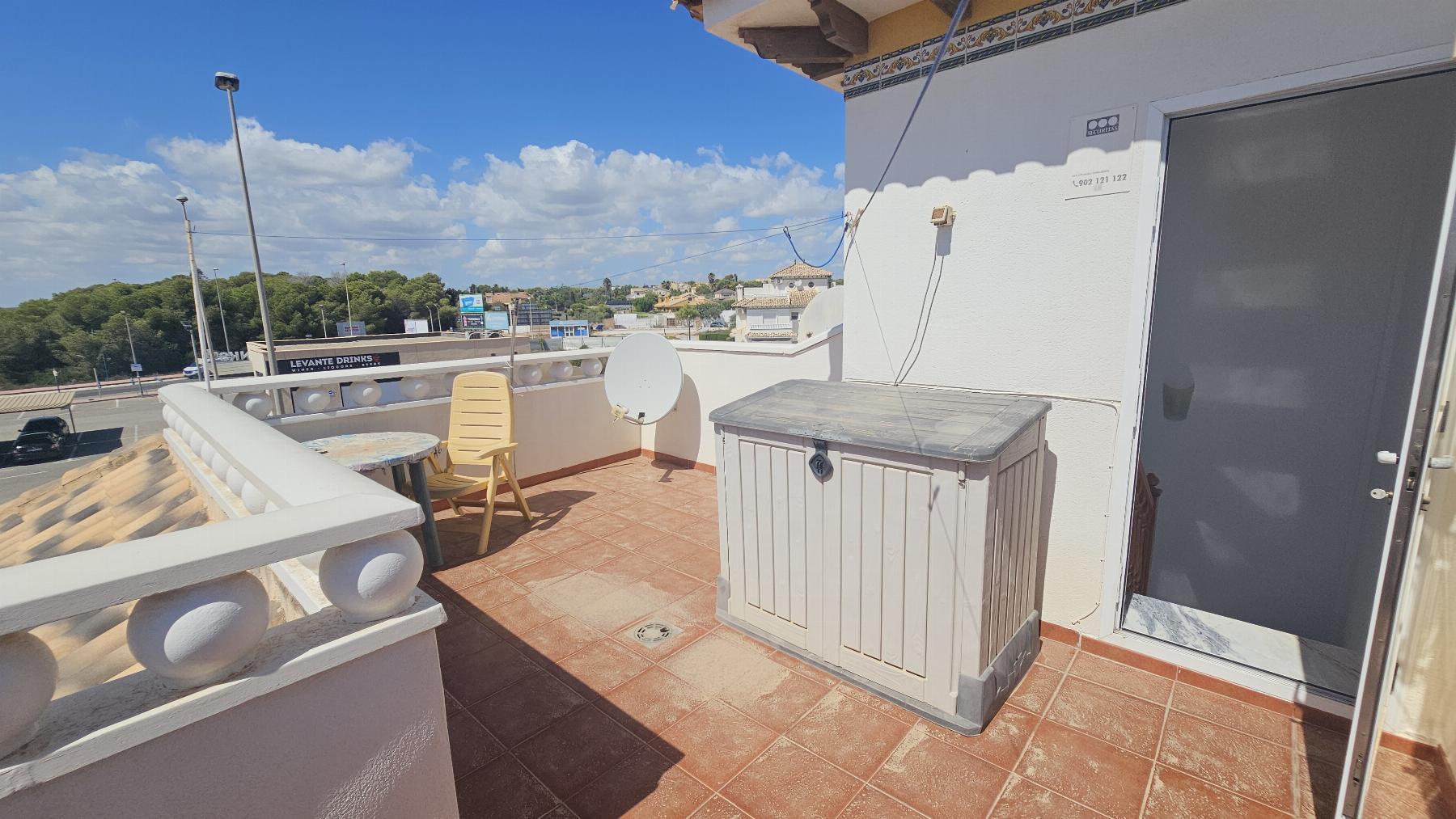 Dúplex con jardín privado y solárium en Lomas de Cabo Roig — 2 dorm.