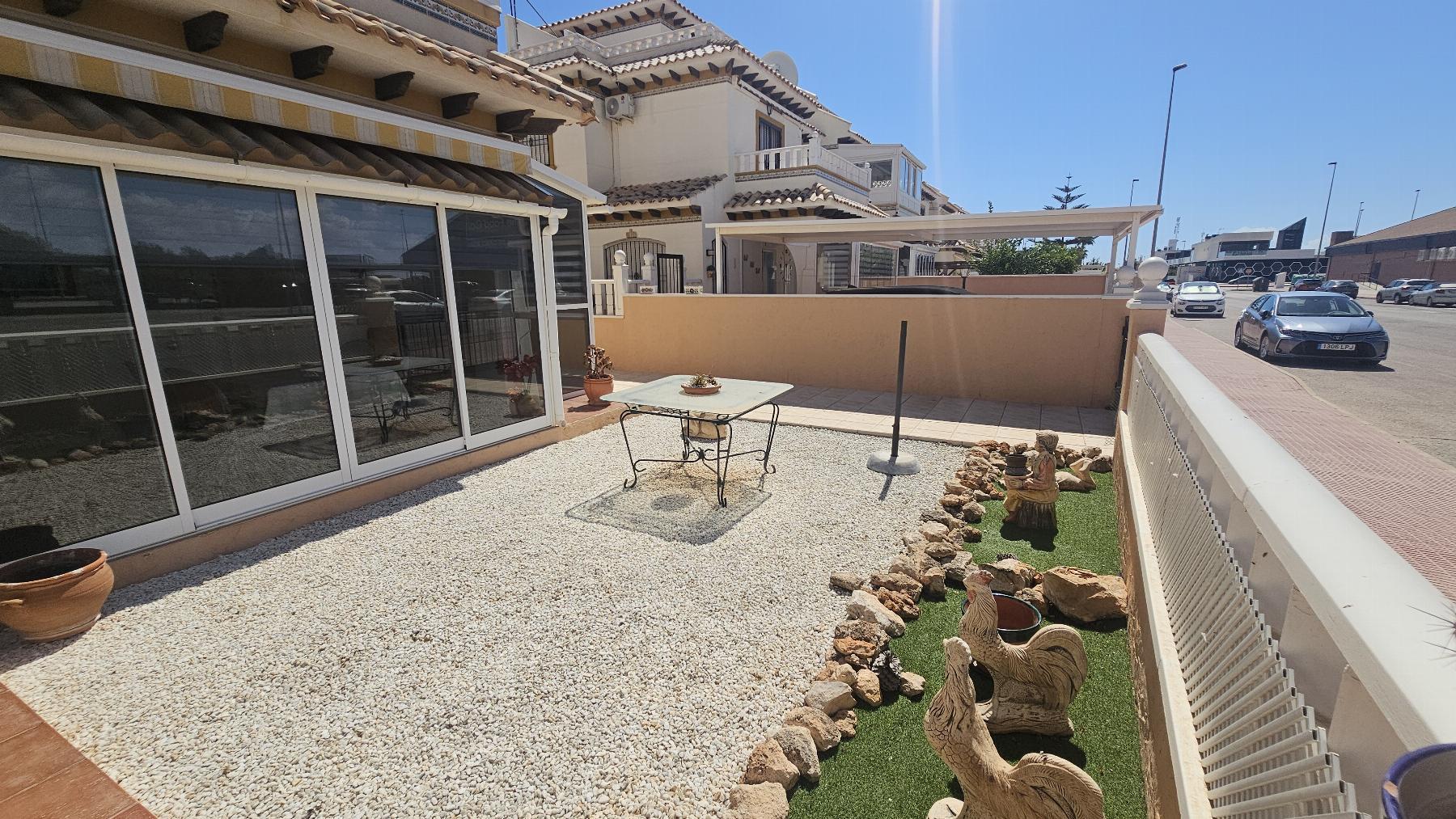 Dúplex con jardín privado y solárium en Lomas de Cabo Roig — 2 dorm.