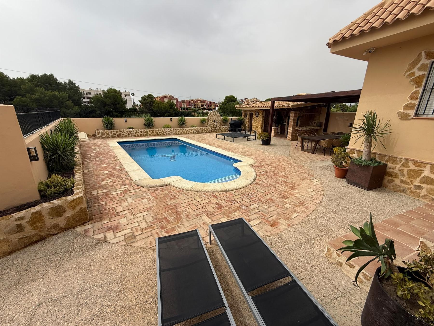 Villa de lujo reformada en Montezenia con piscina privada — 5 dorm. y 3 baños