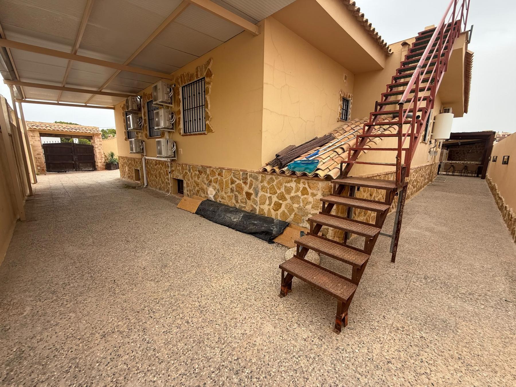 Villa de lujo reformada en Montezenia con piscina privada — 5 dorm. y 3 baños