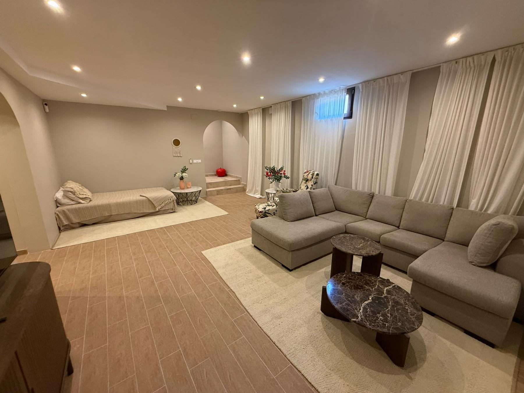 Villa de lujo reformada en Montezenia con piscina privada — 5 dorm. y 3 baños