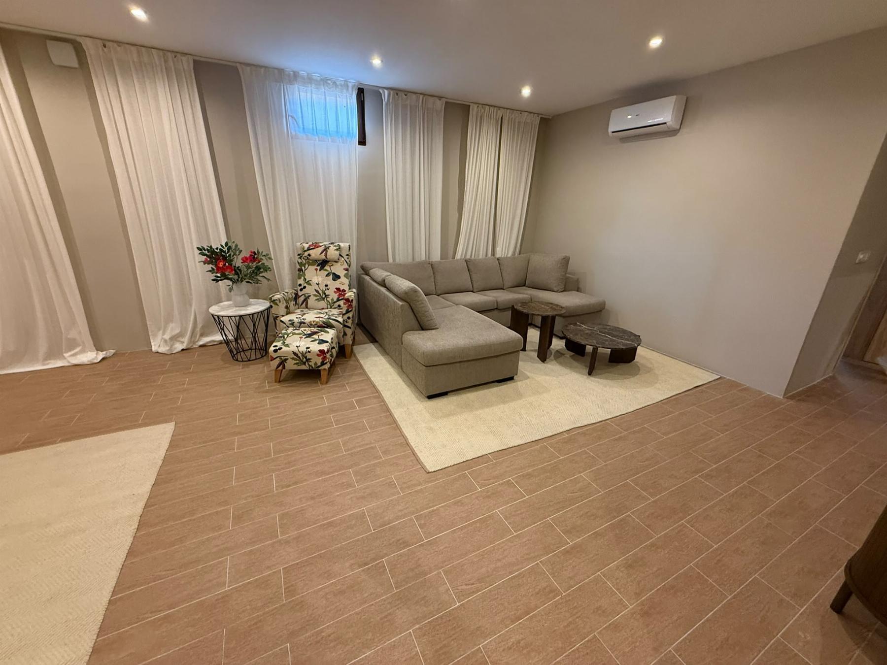 Villa de lujo reformada en Montezenia con piscina privada — 5 dorm. y 3 baños