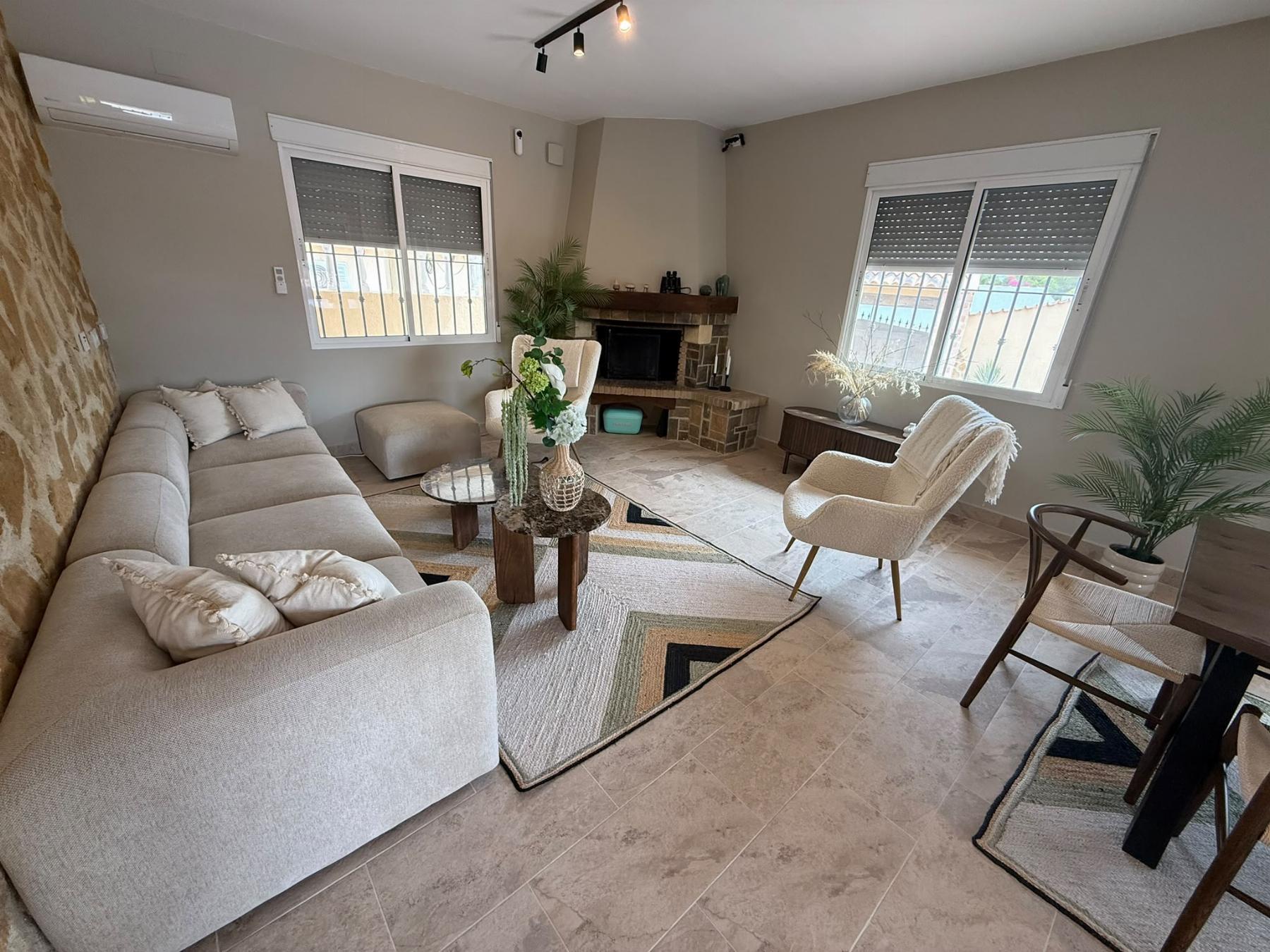 Villa de lujo reformada en Montezenia con piscina privada — 5 dorm. y 3 baños