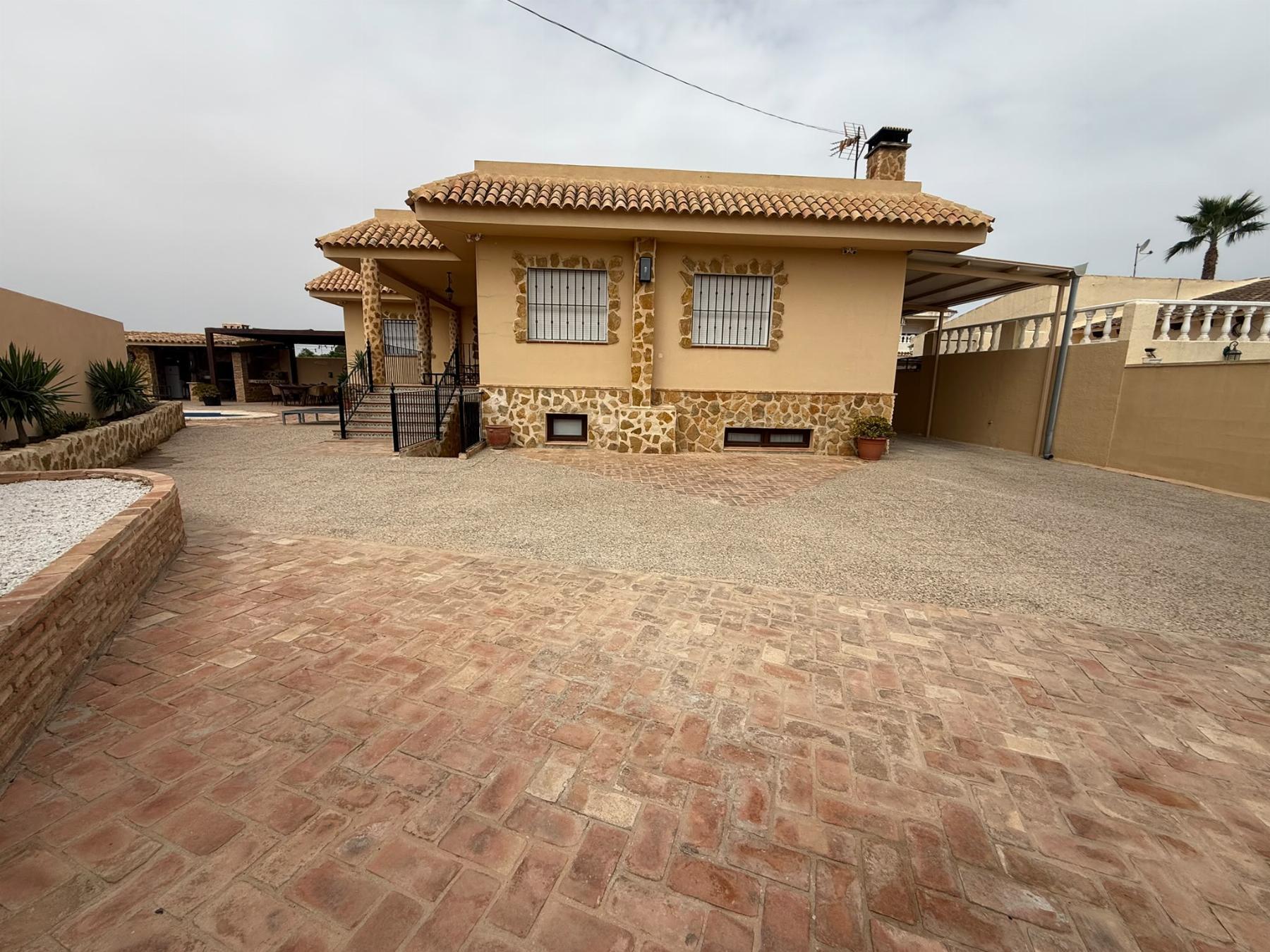 Villa de lujo reformada en Montezenia con piscina privada — 5 dorm. y 3 baños