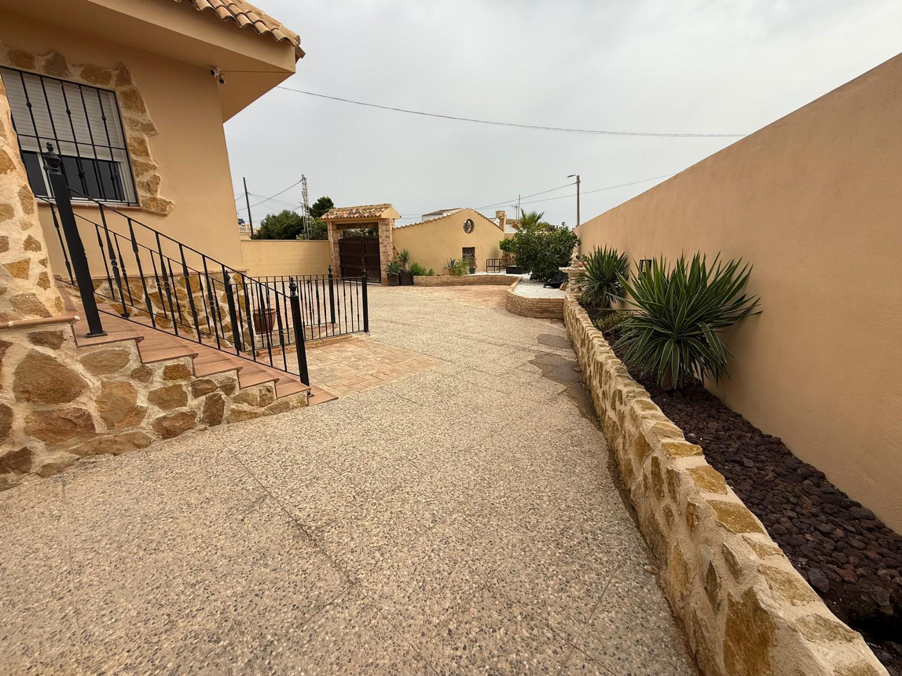 Villa de lujo reformada en Montezenia con piscina privada — 5 dorm. y 3 baños