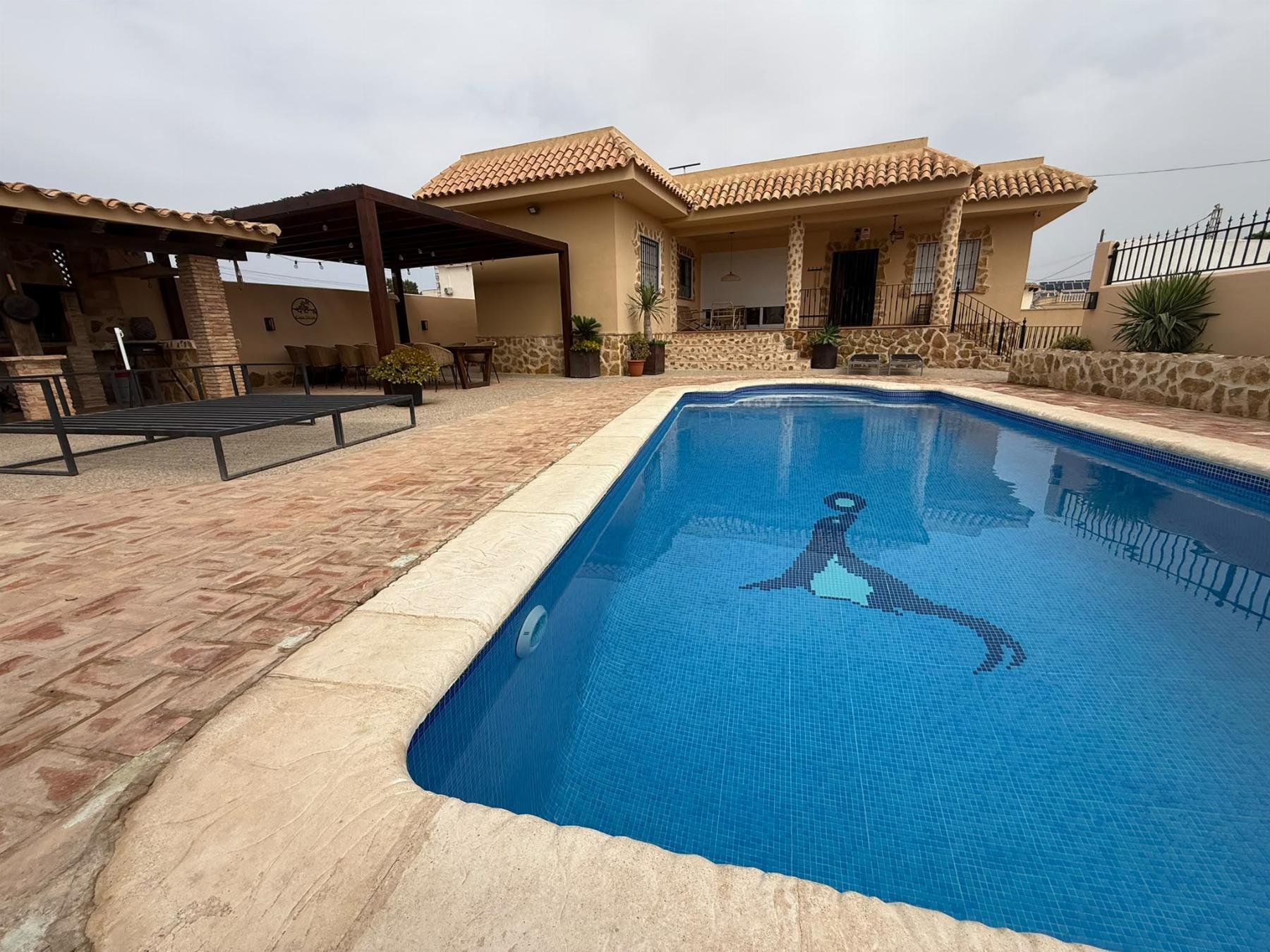 Villa de lujo reformada en Montezenia con piscina privada — 5 dorm. y 3 baños