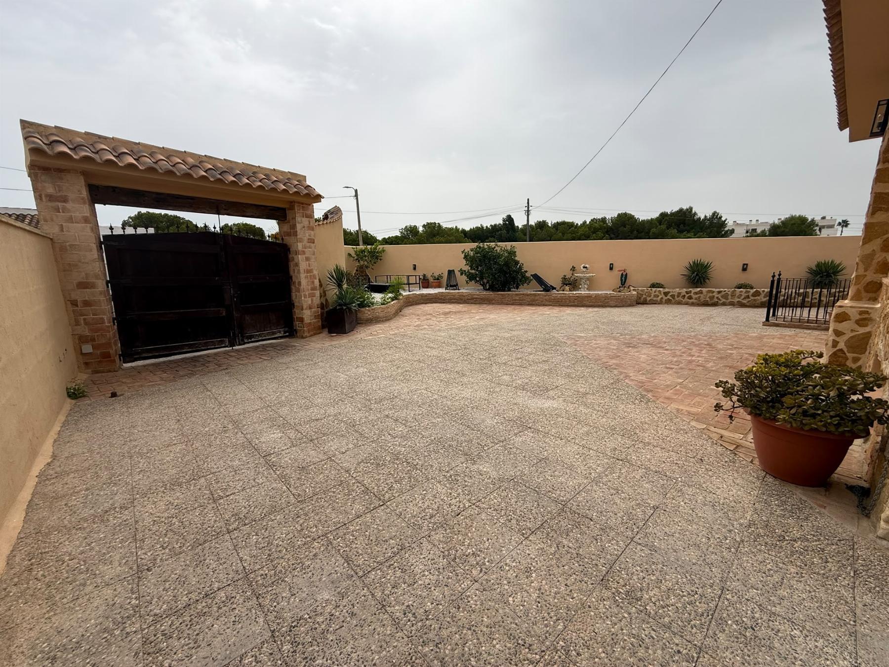 Villa de lujo reformada en Montezenia con piscina privada — 5 dorm. y 3 baños