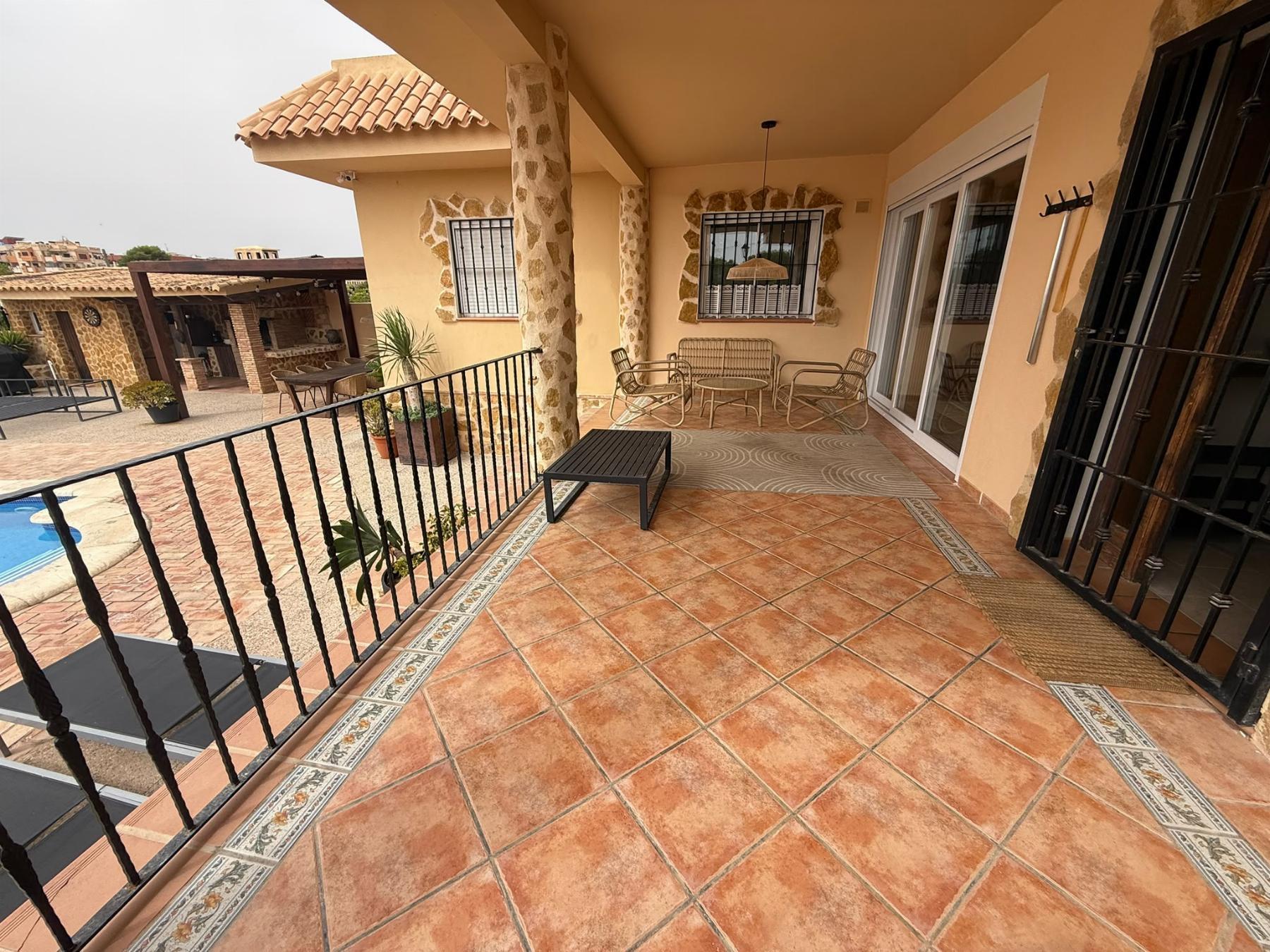 Villa de lujo reformada en Montezenia con piscina privada — 5 dorm. y 3 baños