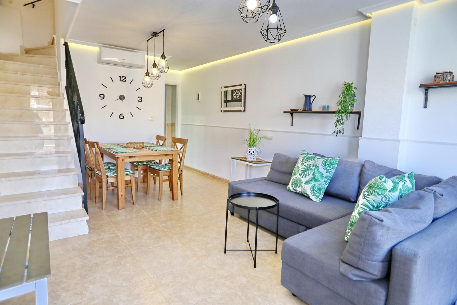 Duplex a 10m de Playa de La Mata con vistas al mar y garaje — 2 dorm.